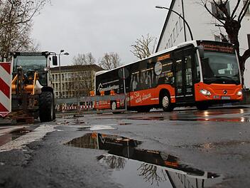 In der Münchner Straße wird eine Busbucht betoniert, deshalb ist der Abschnitt vor der Post sechs Wochen lang gesperrt. Foto: Ralf Ruppert