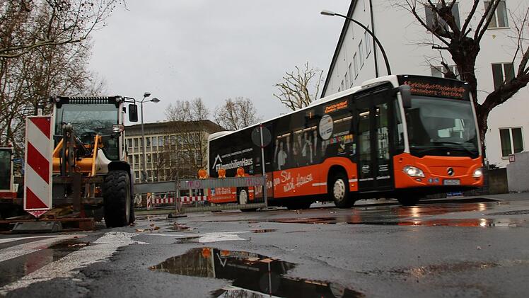 In der Münchner Straße wird eine Busbucht betoniert, deshalb ist der Abschnitt vor der Post sechs Wochen lang gesperrt. Foto: Ralf Ruppert