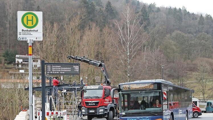 Wer ist für den Unterhalt des neuen Busbahnhofes in Egloffstein zuständig? Ab sofort je zur Hälfte die Gemeinde und der Landkreis. Doch der Vertrag, der das regelt, ließ bei einigen Kreisräten Fragen offen.  Foto: Barbara Herbst