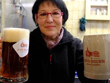 Zeitenwende am Kloster Kreuzberg: Seit Anfang des Jahres werden auf dem Kreuzberg standardmäßig Glaskrüge ausgegeben. Heike Prinz vom Ausschank-Personal hat aber auch noch Tonkrüge auf Nachfrage im Angebot.  Foto: Gerhard Fischer