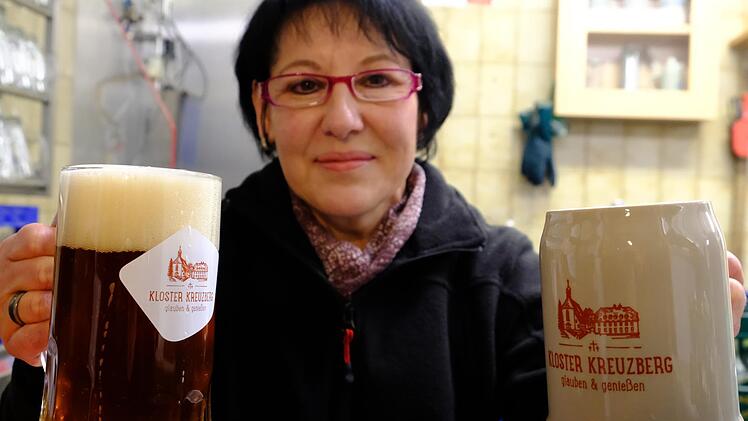 Zeitenwende am Kloster Kreuzberg: Seit Anfang des Jahres werden auf dem Kreuzberg standardmäßig Glaskrüge ausgegeben. Heike Prinz vom Ausschank-Personal hat aber auch noch Tonkrüge auf Nachfrage im Angebot.  Foto: Gerhard Fischer