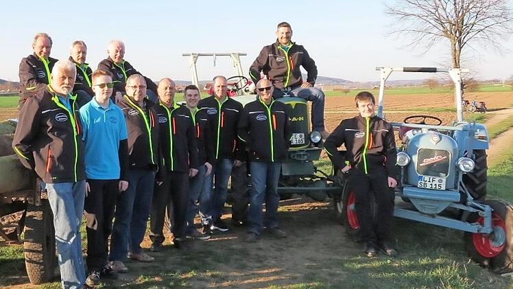 Das mittlerweile 14. Oldtimertreffen veranstalten die Oldtimerfreunde mit ihrem Vorsitzenden Reinhard Derra (Vierter von rechts) auf der großen Wiesenfläche vor dem Staffelsteiner Siedlerheim. Foto: Monika Schütz
