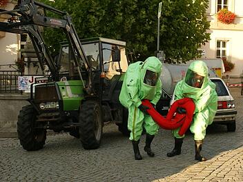 Immer breiter aufgestellt sein müssen die Feuerwehren für die unterschiedlichsten Gefahrenlagen. Nicht nur die Feuerwehr Eltmann verfügt über solche Schutzanzüge, die zum Einsatz kommen, wenn gefährliche Stoffe im Spiel sind. Unser Bild entstand beim Stadtfeuerwehrtag.  Sabine Weinbeer/Archiv