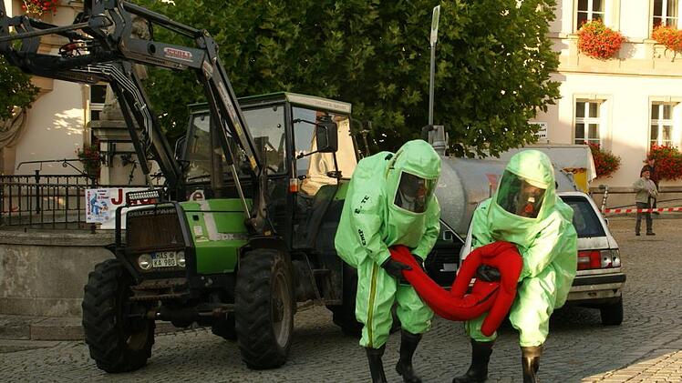 Immer breiter aufgestellt sein müssen die Feuerwehren für die unterschiedlichsten Gefahrenlagen. Nicht nur die Feuerwehr Eltmann verfügt über solche Schutzanzüge, die zum Einsatz kommen, wenn gefährliche Stoffe im Spiel sind. Unser Bild entstand beim Stadtfeuerwehrtag.  Sabine Weinbeer/Archiv