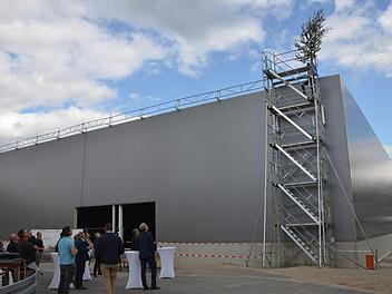 Die Gäste lauschen vor der neuen Halle dem Richtspruch von Stefan Herold.  Fotos: Bernhard Panzer
