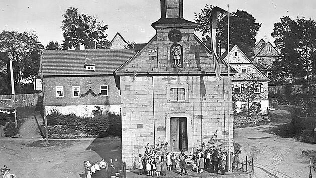 Die einstige Nurner Dorfkirche, in der in der Silvesternacht 1954/55 ein Feuer ausbrach. Das Bild entstand bei einer Kräuterweihe an Maria Himmelfahrt vor dem Krieg. Diese Aufnahme wurde vom Nurner Ortsheimatpfleger Manfred Vogler zur Verfügung gestellt. Dessen Aufzeichnungen wurden auch die geschichtlichen Daten entnommen.  Repro: Hans Franz