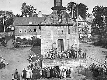 Die einstige Nurner Dorfkirche, in der in der Silvesternacht 1954/55 ein Feuer ausbrach. Das Bild entstand bei einer Kräuterweihe an Maria Himmelfahrt vor dem Krieg. Diese Aufnahme wurde vom Nurner Ortsheimatpfleger Manfred Vogler zur Verfügung gestellt. Dessen Aufzeichnungen wurden auch die geschichtlichen Daten entnommen.  Repro: Hans Franz