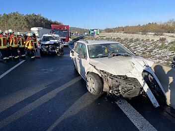 A9 bei Trockau: 12 Autos krachen bei Unfall ineinander