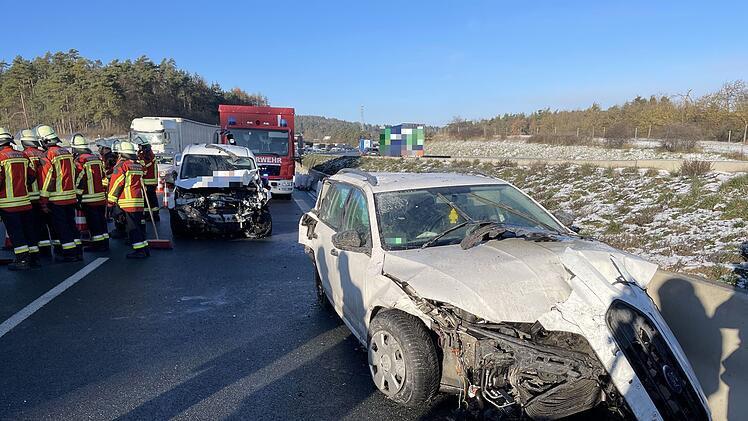 A9 bei Trockau: 12 Autos krachen bei Unfall ineinander