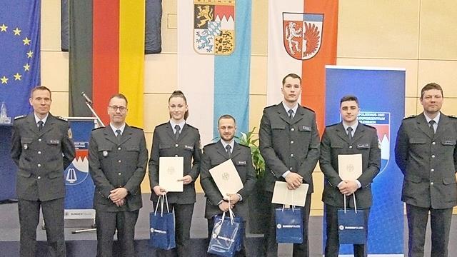Unser Bild zeigt (von links) Dieter Heurig und Dominik Lambiase sowie die Lehrgangsbesten, Polizeimeisterin Jana Luise Lorenz, Polizeimeister André Krause, Polizeimeister David Polczyk sowie Polizeimeister Sebastian Iff und Hardy Rehwald.