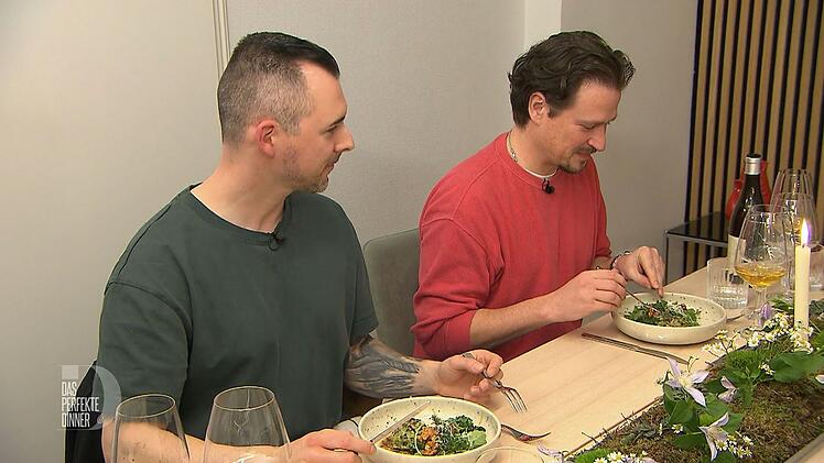 Benni (links) und Mato genießen Spinatknödel mit Misobutter und Wildkräuter-Salat.