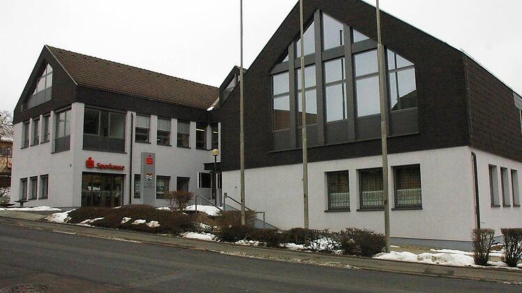 Vor über 30 Jahren gebaut, muss das Rathaus im Maroldsweisach jetzt grundlegend saniert werden. Der "Frischzellenkur" im Außenbereich soll jetzt eine Innensanierung folgen. Foto: Gerhard Schmidt