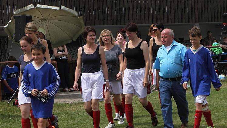 Der Einzug der "Neubrunner Weiber" mit Schirmherrn Bürgermeister Karl-Heinz Kandler. Foto: Günther Geiling