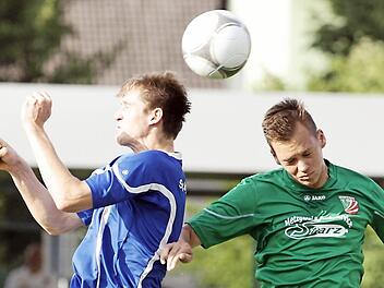 Kopfballduell zwischen dem Stegauracher Markus Mohr (l.) und Fabian Mauderer. Fotos:sportpress