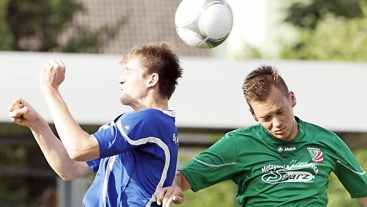 Kopfballduell zwischen dem Stegauracher Markus Mohr (l.) und Fabian Mauderer. Fotos:sportpress