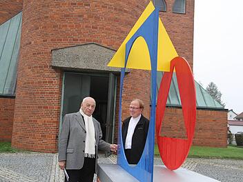 eine Skulptur von Ingo Glass ist seit gestern vor der Kreuzkirche zubewundern. Eugen Gomringer vom Institutes für konstruktive Kunst und konkrete Poesie in Rehau (links) und Pfarrer Martin Wolff eröffneten gestern das Kunstprojekt "12 Worte". Foto: Sonja Adam