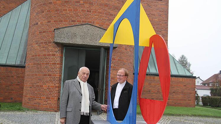 eine Skulptur von Ingo Glass ist seit gestern vor der Kreuzkirche zubewundern. Eugen Gomringer vom Institutes für konstruktive Kunst und konkrete Poesie in Rehau (links) und Pfarrer Martin Wolff eröffneten gestern das Kunstprojekt "12 Worte". Foto: Sonja Adam