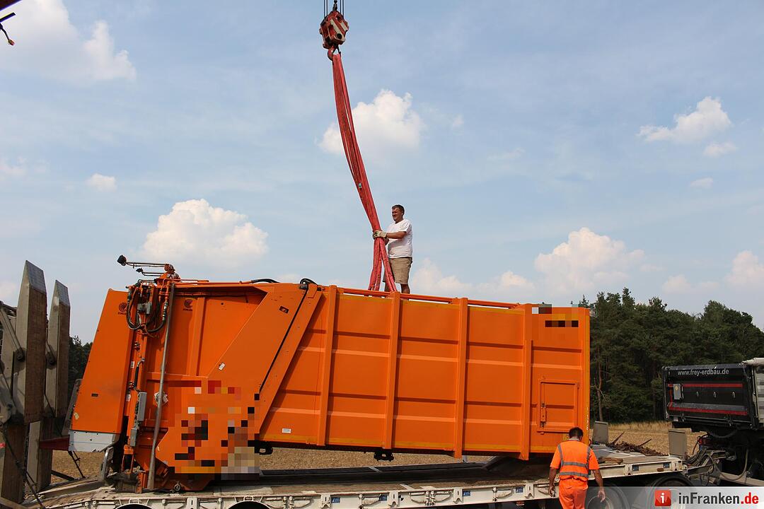 Muellabfuhr kommt von Strasse ab und landet im Graben