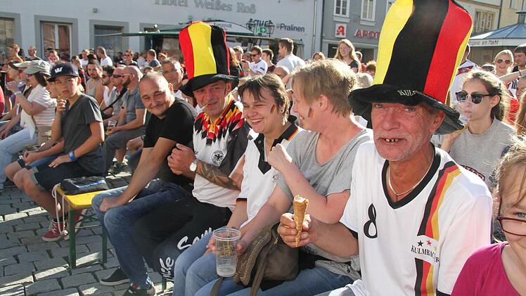 Eis essen, Bier trinken, Jubel, Trubel, Heiterkeit - so schön kann das EM-Sommermärchen werden . Foto: Sonny Adam