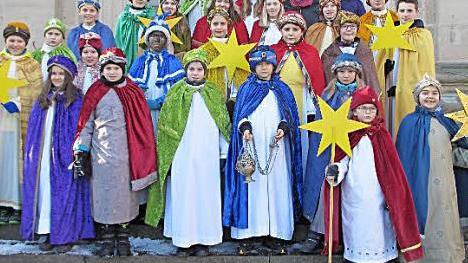 Die Sternsinger aus Wonfurt; hinten rechts: die Organisatorinnen Simone Wagenhäuser (links) und Rosi Hartmann Foto: Michaela Selig