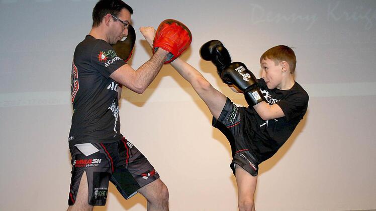Ihr kämpferisches Können zeigten auch die Kickboxer der "Extreme Arts Academy Haßfurt" (im Bild Julian Bader, rechts, und Bernd Nikolaus). Foto: Ralf Naumann