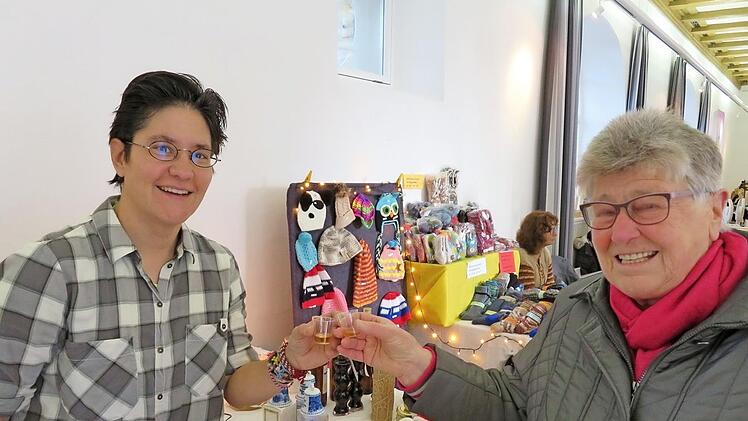 Ausstellerin Anja Mayer (links) und Betty Wachter probierten den "Keltentrunk".