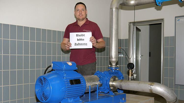 Daheim bleiben und sich keine Sorgen ums Trinkwasser machen: Denn Sandro K&ouml;hler-Terz und seine Kollegen bei den Ebersdorfer Gemeindewerken sorgen daf&uuml;r, dass das wichtigste aller Lebensmittel  gen&uuml;gend und in bester Qualit&auml;t zur Verf&uuml;gung steht. - Berthold K&ouml;hler