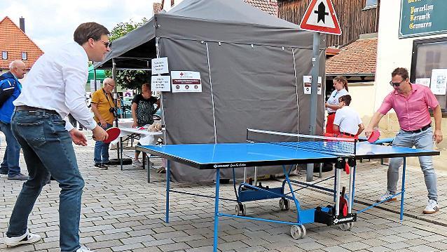Spannendes Match am Stand des TTC Unterzettlitz: Zweiter Bürgermeister Holger Then (links) spielt gegen den Ersten Bürgermeister Mario Schönwald.