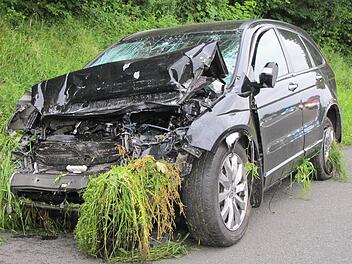 Ein in Hamburg gestohlenes Auto wurde gestern auf der A 3 zu Schrott gefahren. Foto: FFW Schlüsselfeld