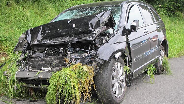 Ein in Hamburg gestohlenes Auto wurde gestern auf der A 3 zu Schrott gefahren. Foto: FFW Schlüsselfeld