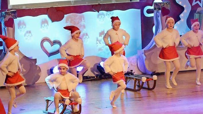 Die Ballettschule Corinna Hufnagl erfreute mit dem Schlittentanz der Weihnachtsmänner.