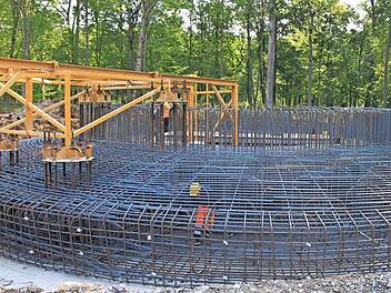 Momentan gleicht der Sockel dieses Windrades mehr einem Irrgarten aus Stahlbeton. In der nächsten Woche soll dann das Fundament mit Beton ausgegossen werden. Foto: Heike Beudert