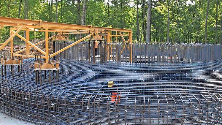 Momentan gleicht der Sockel dieses Windrades mehr einem Irrgarten aus Stahlbeton. In der nächsten Woche soll dann das Fundament mit Beton ausgegossen werden. Foto: Heike Beudert