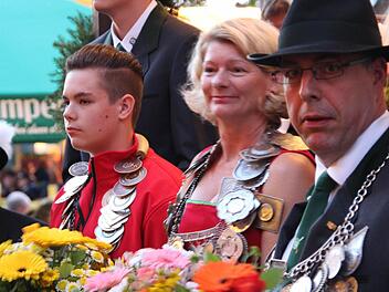 Kronachs neue Regenten wurden gestern von der Schützengesellschaft vorgestellt (von links): Jungschützenkönig Daniel Höfner, Schützenkönigin Anja Götz und Schützenkönig Oliver Stauch. Fotos: Marco Meißner