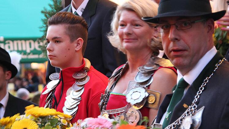 Kronachs neue Regenten wurden gestern von der Schützengesellschaft vorgestellt (von links): Jungschützenkönig Daniel Höfner, Schützenkönigin Anja Götz und Schützenkönig Oliver Stauch. Fotos: Marco Meißner