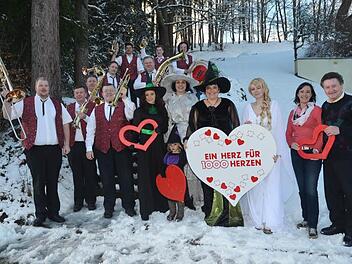 Sie freuen sich schon darauf, beim unterhaltsamen Abend für 1000 Herzen mitzuwirken: Der Frankenwald-Express der Tettauer Musikanten sowie die Darsteller des Theater & Musicalensemble Tettau.  Foto: Karl-Heinz Hofmann