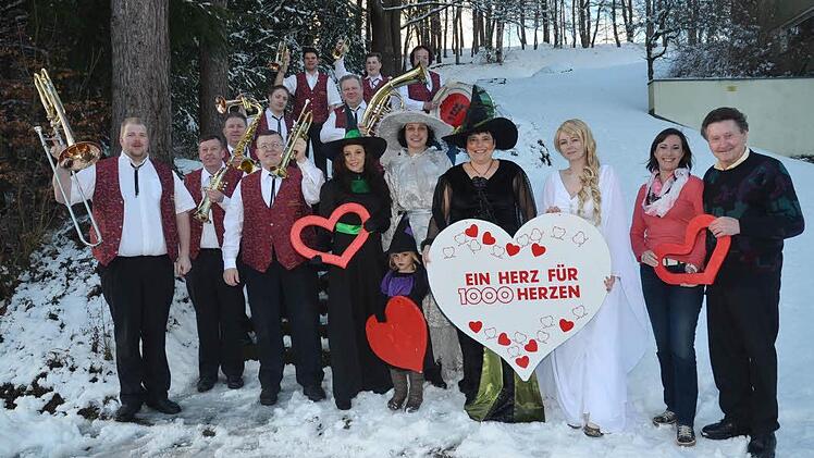 Sie freuen sich schon darauf, beim unterhaltsamen Abend für 1000 Herzen mitzuwirken: Der Frankenwald-Express der Tettauer Musikanten sowie die Darsteller des Theater & Musicalensemble Tettau.  Foto: Karl-Heinz Hofmann