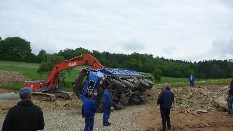 Mit einem Bagger wieder auf die Räder stellte die Baufirma den verunglückten Baustellen-Laster. Fotos: Feuerwehr Bad Brückenau