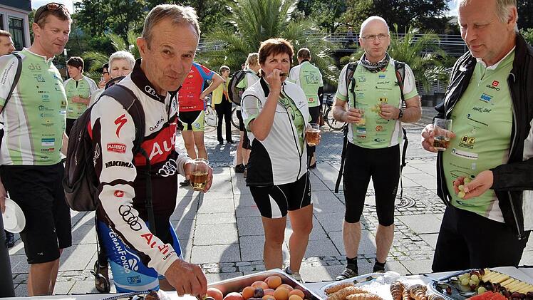 Am Ende der 100 Kilometer langen Tagesetappe gab es vor der DRV-Rehaklinik am Kurgarten einen Imbiss. Foto: Sigismund von Dobschütz