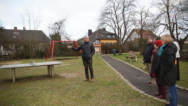 Am Spielplatz in der Hutstra&szlig;e in Ebensfeld wurden der Bauausschuss in seinem Eindruck best&auml;tigt, dass das F&auml;llen der B&auml;ume unabdingbar ist, um Platz zu schaffen f&uuml;r die Neugestaltung. Foto: Mario Deller