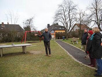 Am Spielplatz in der Hutstraße in Ebensfeld wurden der Bauausschuss in seinem Eindruck bestätigt, dass das Fällen der Bäume unabdingbar ist, um Platz zu schaffen für die Neugestaltung. Foto: Mario Deller