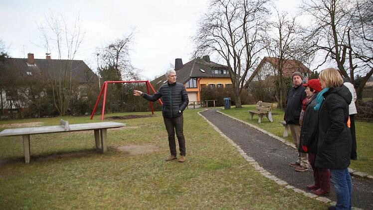 Am Spielplatz in der Hutstraße in Ebensfeld wurden der Bauausschuss in seinem Eindruck bestätigt, dass das Fällen der Bäume unabdingbar ist, um Platz zu schaffen für die Neugestaltung. Foto: Mario Deller
