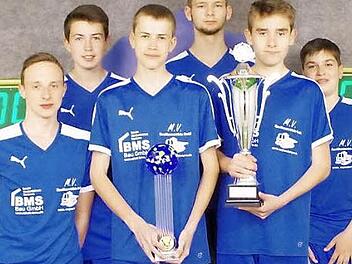 Das Double-Team (von links): Steffen Wein, Tim Schnitzerlein, Marco Edelmann, Lukas Biemüller, Dominik Offner, Daniel Betz und Trainer Michael Parzefall. Es fehlen Florian Seiler und Anastasia Geck  Foto: TSV