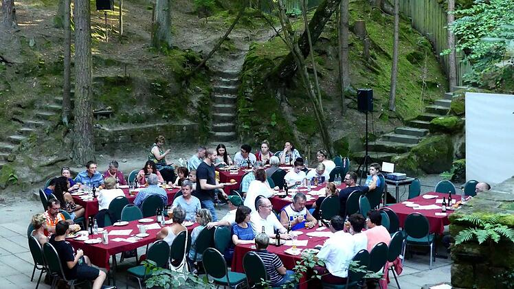 Wo sie sonst die Zuschauer mit ihrem Spiel begeistern, feierten die Aktiven mit einem "Bergfest" die Halbzeit der Saison. Foto: Dieter Hübner