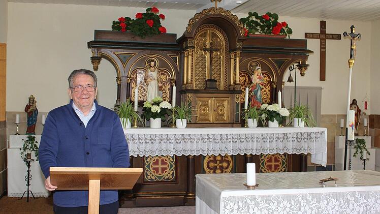 Padre Gabriel Ramos in der Notkirche Heiliger Josef der Arbeiter