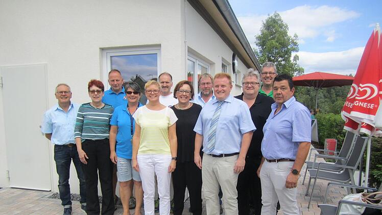 Politiker von Bund, Bezirk, Kreis und Gemeinde, sowie Bürgermeister und Fördervereinsvorstände freuen sich über das gelungene Gemeinschaftswerk: (von links) Eberhard Streit, Monika Horcher, Michael Pollak, Barbara Keller, Sabine Dittmar, Uwe Kretschmar, Karin Renner, Jürgen Müller, Matthias Klement, Wolfgang Rützel, Jürgen Müller, Wolfgang Dünisch. Foto: Hartmut Hessel