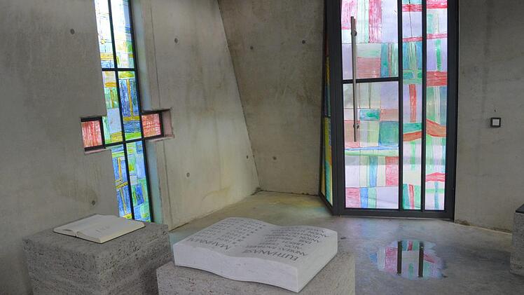 Blick ins Mahnmal: Dort liegt eine Gedenktafel mit Namen von Opfern.
