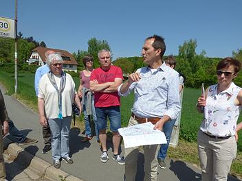 Der Marktrundgang in Gößweinstein führte auch zur Kreuzung Badanger/ Behringersmühler  Straße, rechts die Planer Sylvia Auerswald und Roland Wölfel. Foto: Thomas Weichert