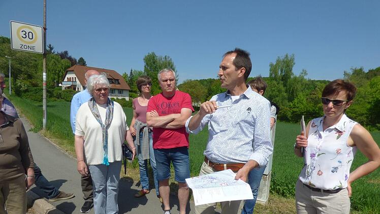Der Marktrundgang in Gößweinstein führte auch zur Kreuzung Badanger/ Behringersmühler  Straße, rechts die Planer Sylvia Auerswald und Roland Wölfel. Foto: Thomas Weichert