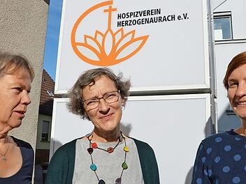 Andrea Häckel (links) ist die von der Stadt geförderte hauptamtliche Stelle im Hospizverein. Dessen Vorsitzende Bettina Quandt (Mitte) und die städtische Sport- und Ehrenamtskoordination Katja Heil freuen sich über die Zusammenarbeit.  Foto: Bernhard Panzer